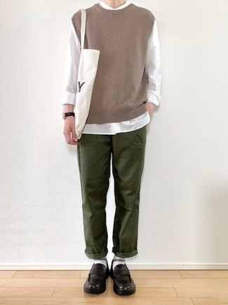 С чем носить коричневый трикотажный жилет мужчине