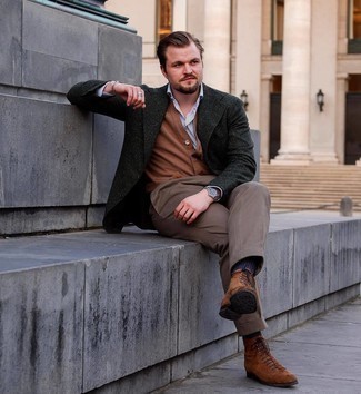 С чем носить коричневый трикотажный жилет мужчине