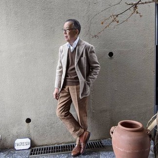 Какие лоферы носить с коричневым трикотажным жилетом мужчине