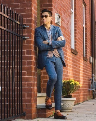 Какие костюмы носить с коричневым трикотажным жилетом