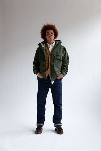 Какие ветровки носить с коричневым трикотажным жилетом мужчине