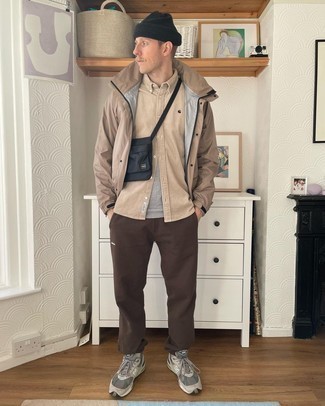 Какие кроссовки носить с коричневыми спортивными штанами мужчине