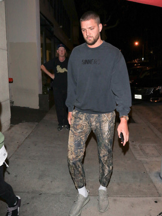 Какие кроссовки носить с коричневыми спортивными штанами мужчине