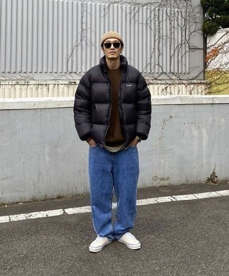 Как носить коричневый свитшот с синими джинсами мужчине