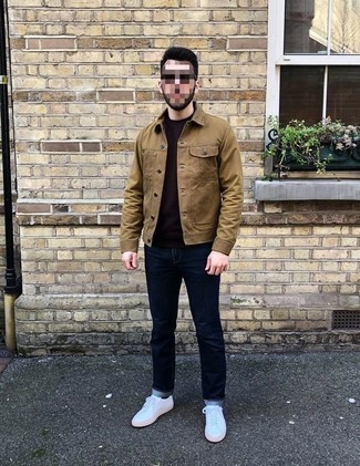 Как носить коричневый свитшот с синими джинсами мужчине