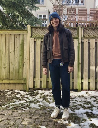 Как носить коричневый свитшот с синими джинсами мужчине