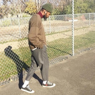 Как носить коричневый свитшот с серыми брюками чинос