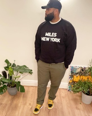 Какие низкие кеды носить с коричневым свитшотем мужчине