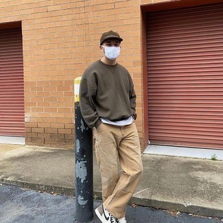 Какие низкие кеды носить с коричневым свитшотем мужчине