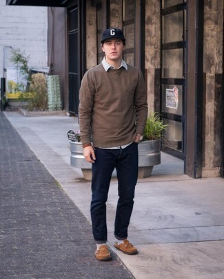 Как носить коричневый свитшот с темно-синими джинсами мужчине