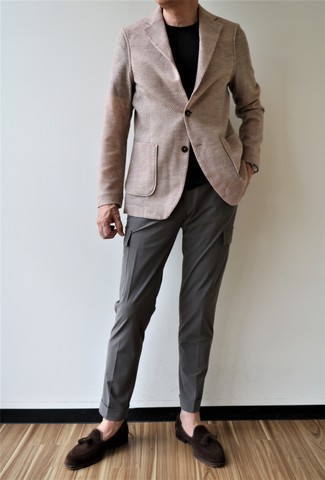 Какие брюки карго носить с коричневыми лоферами с кисточками