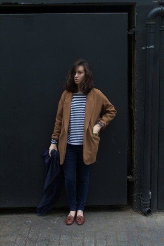 Какое пальто носить с коричневыми лоферами с кисточками женщине