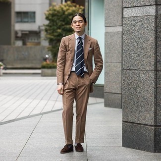 Какие костюмы носить с коричневыми лоферами с кисточками