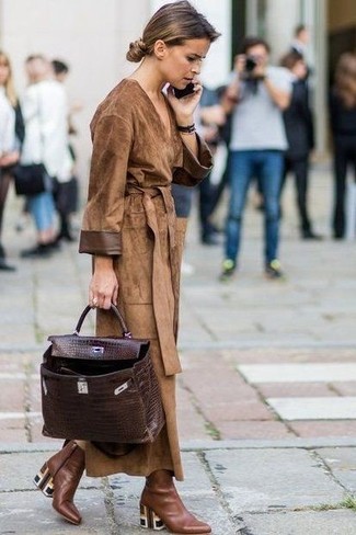 Какие ботильоны носить с коричневым плащом