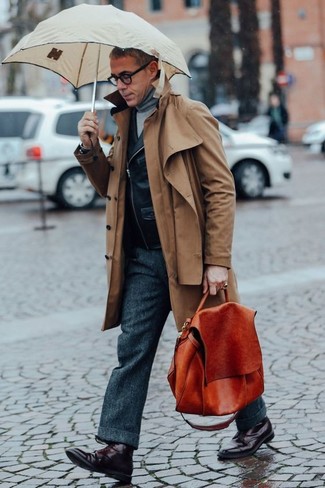 Какие косухи носить с коричневым плащом мужчине