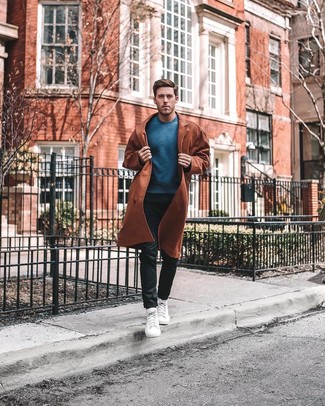 Как носить коричневый плащ с черными брюками чинос