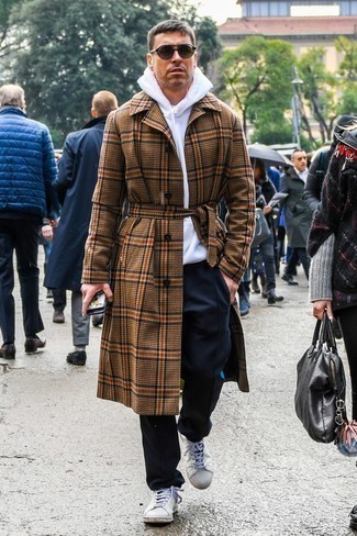 Как носить коричневый плащ с черными брюками чинос