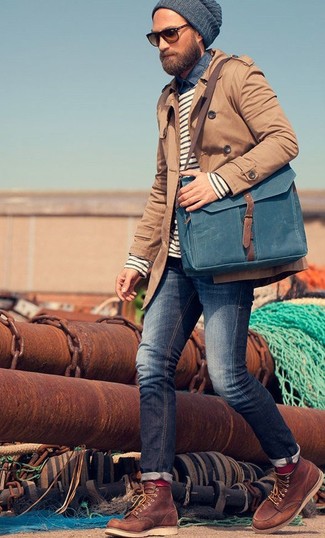 Какие свитера с круглым вырезом носить с коричневым плащом мужчине