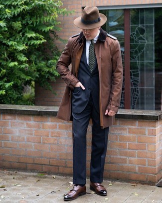 Какие монки с двумя ремешками носить с коричневым плащом