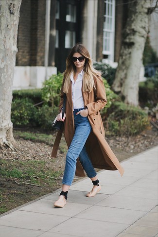 С чем носить коричневый плащ женщине