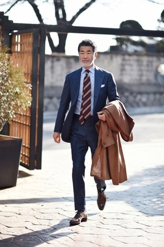 С чем носить коричневый плащ мужчине