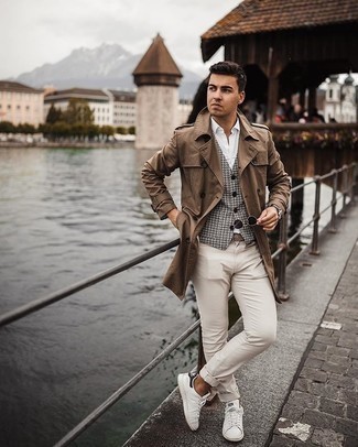С чем носить коричневый плащ мужчине