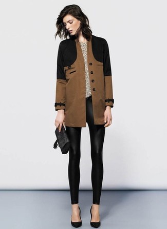 Какие леггинсы носить с коричневым плащом