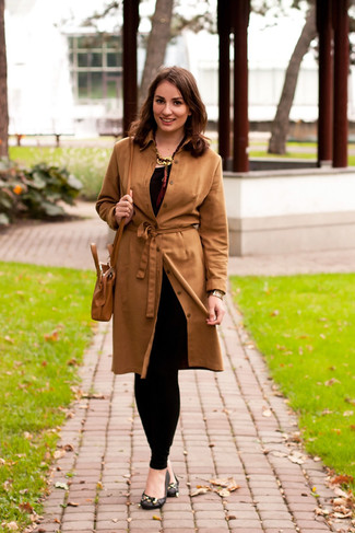 Какие леггинсы носить с коричневым плащом