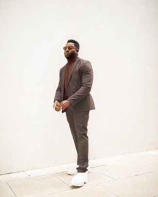 Какие кроссовки носить с коричневой водолазкой мужчине