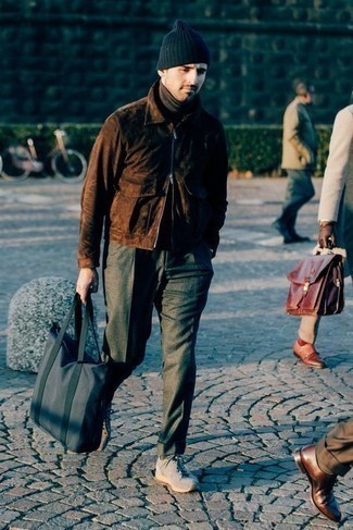 Какие кроссовки носить с коричневой водолазкой мужчине