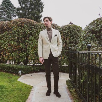 Как носить коричневую водолазку с бежевым пиджаком мужчине