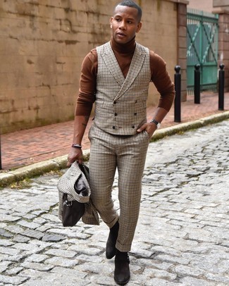 Как носить коричневую водолазку с бежевым костюмом-тройкой