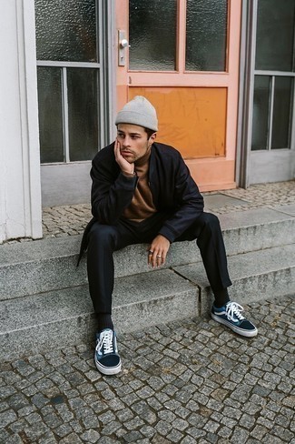 Как носить коричневую водолазку с черными брюками чинос