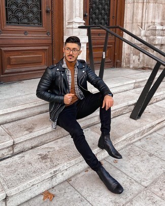 Как носить коричневую водолазку с черной кожаной косухой мужчине