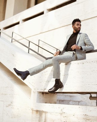 Как носить коричневую водолазку с черным костюмом