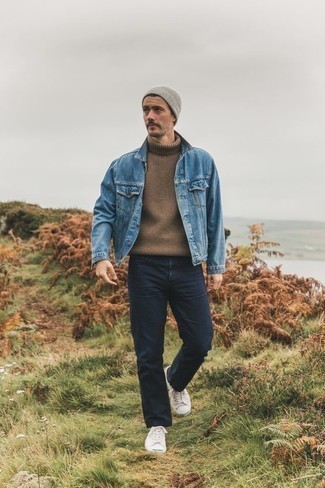 Как носить коричневую водолазку с синей джинсовой курткой мужчине