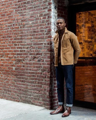 Как носить коричневую водолазку с коричневыми кожаными ботинками дезертами