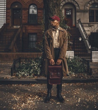 Как носить коричневую водолазку с коричневым плащом мужчине