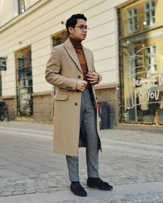 Как носить коричневую водолазку с серыми классическими брюками в клетку мужчине