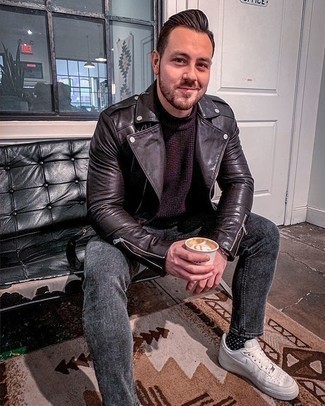 Как носить коричневую водолазку с серыми джинсами мужчине