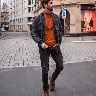 Как носить коричневую водолазку с серыми джинсами мужчине