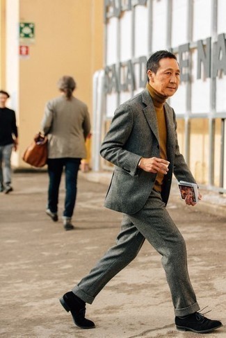 Как носить коричневую водолазку с серым костюмом