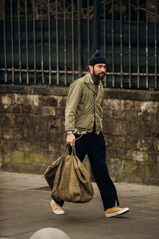 Какие высокие кеды носить с коричневой водолазкой мужчине