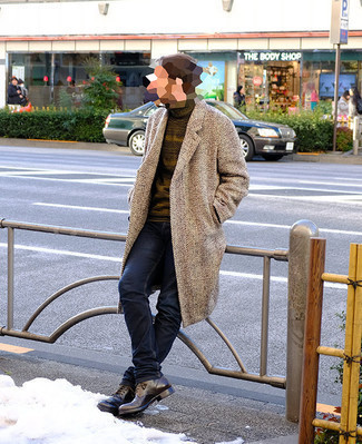 Какие джинсы носить с коричневой водолазкой мужчине