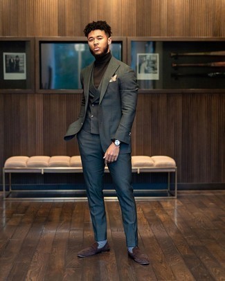 Какие лоферы носить с коричневой водолазкой мужчине