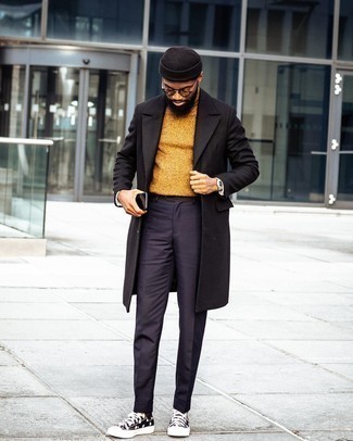 Какие низкие кеды носить с коричневой водолазкой мужчине