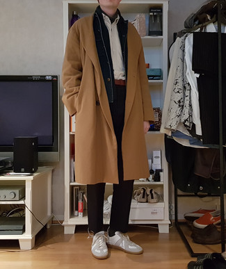 Какие низкие кеды носить с коричневой водолазкой мужчине