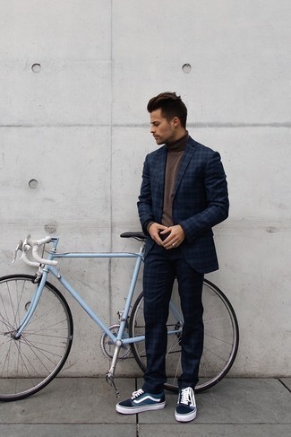 Какие низкие кеды носить с коричневой водолазкой мужчине