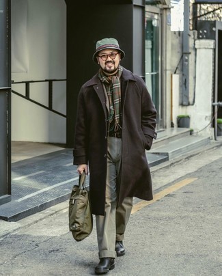 Как носить коричневую водолазку с оливковыми брюками чинос