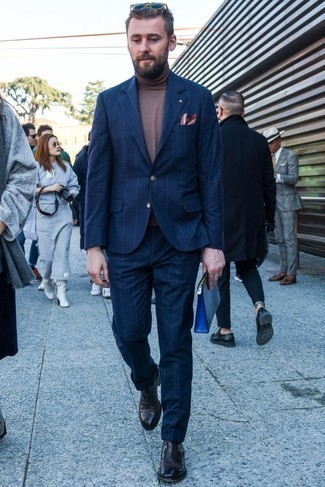 Какие костюмы носить с коричневой водолазкой